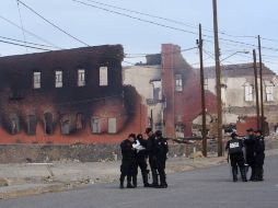 Policías vigilan el edificio antes usado como oficina de la minera Cananea, en Sonora. REUTERS  /