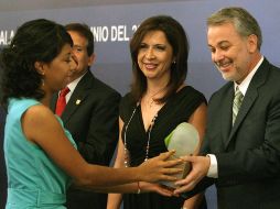 Martha Ruth del Toro y el gobernador Emilio González entregan uno de los 10 premios al Compromiso Ambiental a Ecovía. A. CAMACHO  /