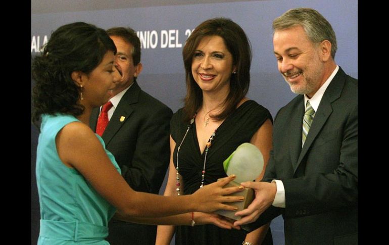 Martha Ruth del Toro y el gobernador Emilio González entregan uno de los 10 premios al Compromiso Ambiental a Ecovía. A. CAMACHO  /