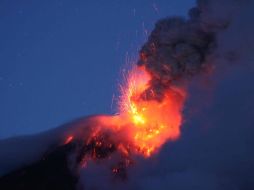 El Volcán Tungurahua registró una fuerte explosión lanzando ceniza, gases y rocas. AFP  /