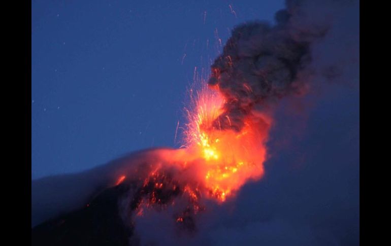 El Volcán Tungurahua registró una fuerte explosión lanzando ceniza, gases y rocas. AFP  /