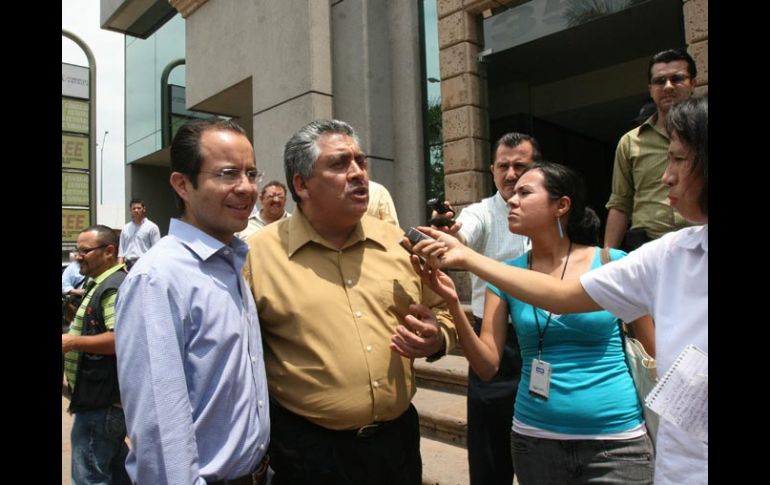 El líder nacional del PAN, César Nava (izquierda), aparece en Culiacán acompañado del perredista José Guadalupe Acosta. EL UNIVERSAL  /