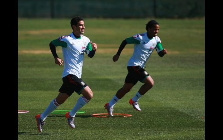 Rafael Márquez y Giovani dos Santos realizan un ejercicio en las canchas del Waterstone College de Johannesburgo. JAMMEDIA  /