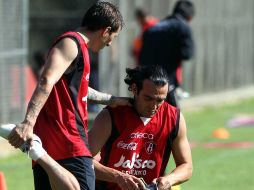 Fabricio Fuentes (der.) observa su zapato ante la mirada de Darío Bottinelli. MEXSPORT  /