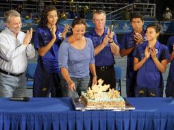 Los atletas jaliscienses festejaron ayer con Emilio González Márquez y Carlos Andrade Garín. A. CAMACHO  /