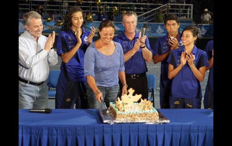 Los atletas jaliscienses festejaron ayer con Emilio González Márquez y Carlos Andrade Garín. A. CAMACHO  /