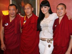 Maribel Guardia agradeció la bendición de los monjes y posó con ellos. EL UNIVERSAL  /