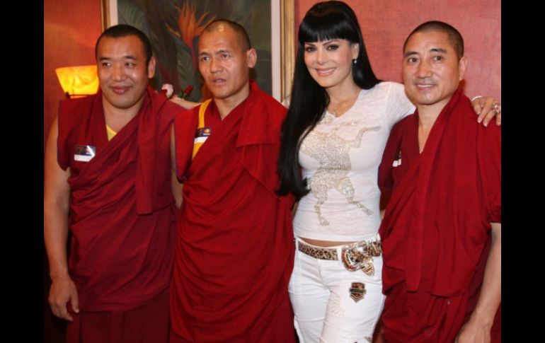 Maribel Guardia agradeció la bendición de los monjes y posó con ellos. EL UNIVERSAL  /