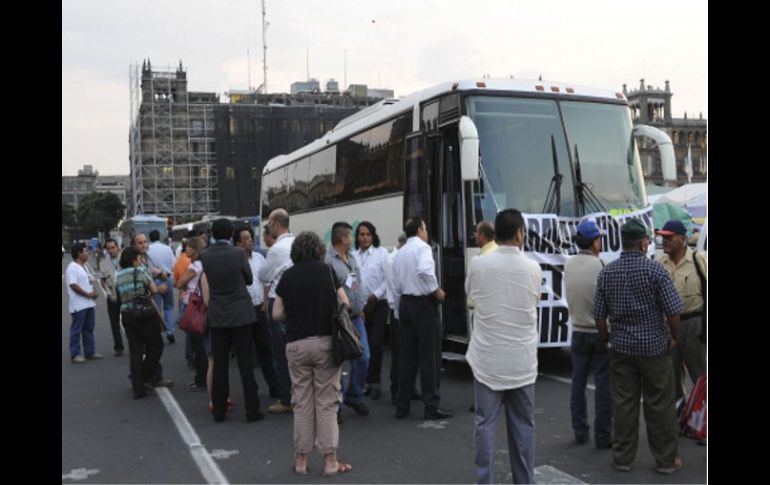 El convoy, compuesto por siete autobuses y varios vehículos, partió el lunes de Ciudad de México. EFE  /