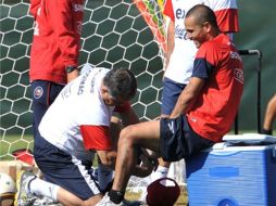 Un médico atiende al delantero Humberto Suazo por una lesión durante un entrenamiento del equipo. AFP  /