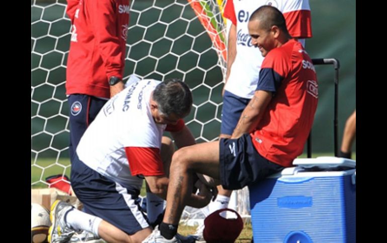 Un médico atiende al delantero Humberto Suazo por una lesión durante un entrenamiento del equipo. AFP  /