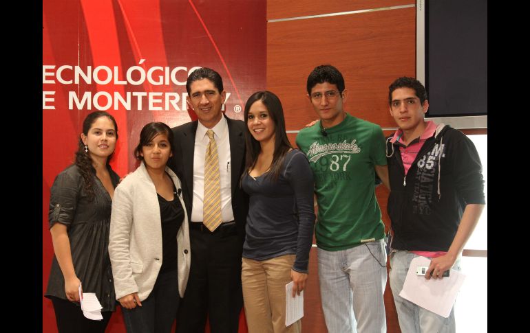 En la foto, los productores del programa con Víctor Gutiérrez Aladro, director del TEC Campus Guadalajara. ESPECIAL  /