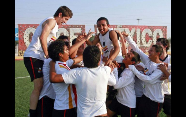 Grupo de estudiantes del Colegio Once de México, quienes irán al Mundial de Sudáfrica 2010. E. Pacheco  /