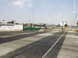 Cruce de la calle Enrique Díaz de León e Inglaterra donde se pretened construir el puente vehicular de flujo continuo. E. BARRERA  /