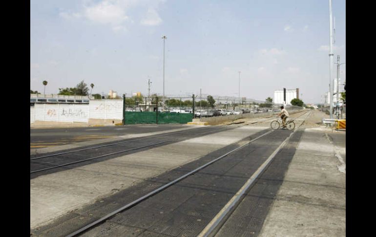 Cruce de la calle Enrique Díaz de León e Inglaterra donde se pretened construir el puente vehicular de flujo continuo. E. BARRERA  /