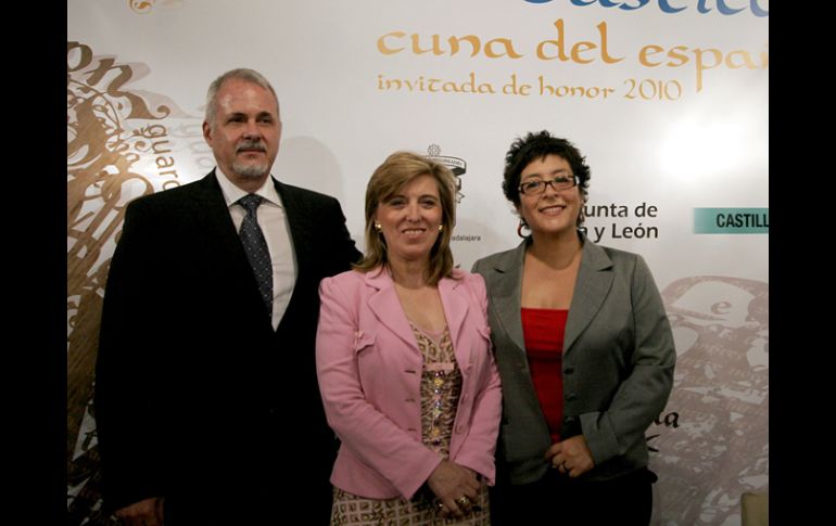 Raúl Padilla, María José Salgueiro y Nubia Macías anunciaron en la ciudad de Madrid el programa de la FIL 2010. NTX  /