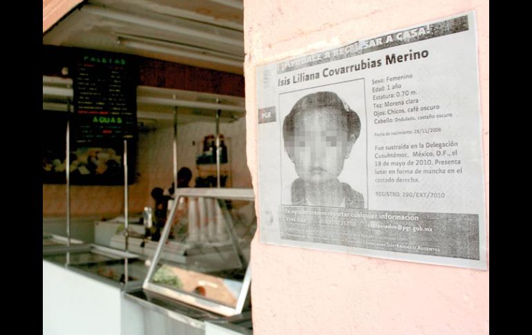 Las autoridades ya habían empezado a colocar carteles con la foto de los menores que supuestamente habían sido “vendidos”. EL UNIVERSAL  /