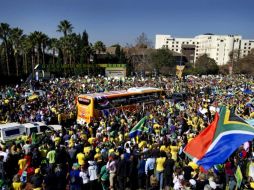 La gente está contenta por el arranque del Mundial este viernes. EFE  /