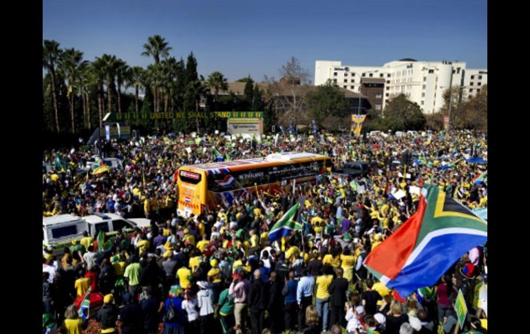 La gente está contenta por el arranque del Mundial este viernes. EFE  /