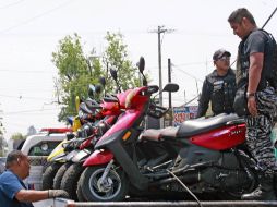 Elementos de seguridad aseguran motocicletas en la zona comercial de Los Ángeles, en Guadalajara. A. GARCÍA  /