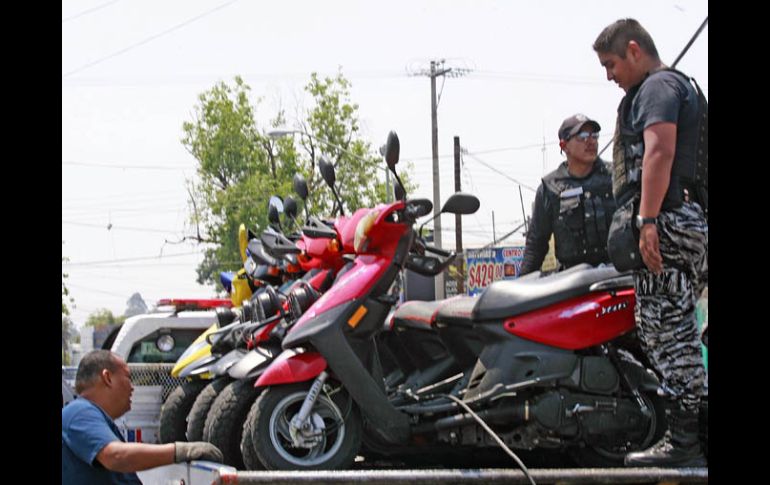 Elementos de seguridad aseguran motocicletas en la zona comercial de Los Ángeles, en Guadalajara. A. GARCÍA  /