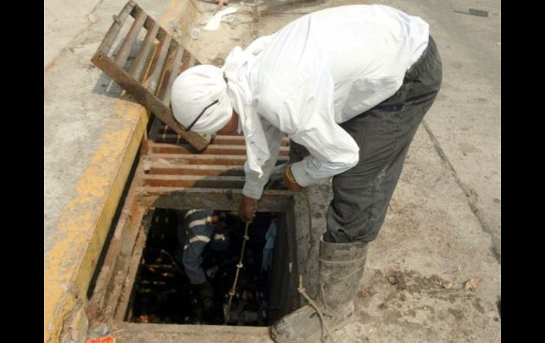 El SIAPA continúa con los trabajos de limpieza de bocas de tormenta. ARCHIVO  /