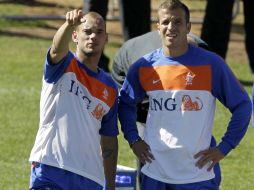Wesley Snijder (izq) y van der Vaart miran hacia donde se encontraban los aficionados. AP  /