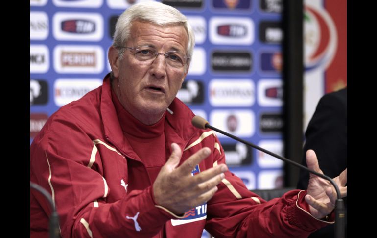 Marcello Lippi rechaza en conferencia de prensa que la Selección campeona del mundo se esté haciendo vieja. AP  /