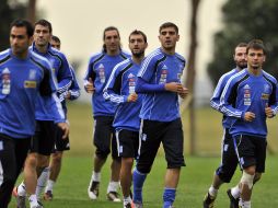 Los seleccionados griegos trotan durante la sesion de entrenamiento en Durban. AFP  /