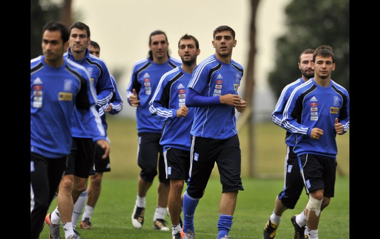 Los seleccionados griegos trotan durante la sesion de entrenamiento en Durban. AFP  /