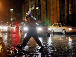 El fuerte aguacero que cayó el martes por la noche no impidió que ayer se incrementaran los niveles de contaminación. E. PACHECO  /