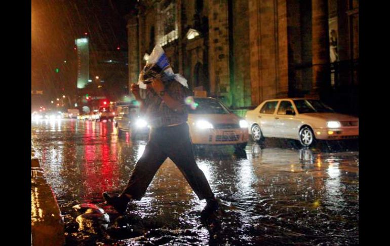 El fuerte aguacero que cayó el martes por la noche no impidió que ayer se incrementaran los niveles de contaminación. E. PACHECO  /