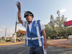 Un agente vial conduce el tránsito para agilizarlo y disminuir la contaminación en la zona cercana a La Minerva. S. NÚÑEZ  /