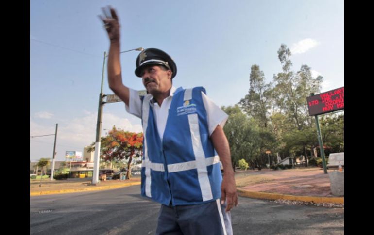 Un agente vial conduce el tránsito para agilizarlo y disminuir la contaminación en la zona cercana a La Minerva. S. NÚÑEZ  /