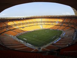 El Estadio Soccer City en últmos detalles para el partido inaugural de mañana. AP  /