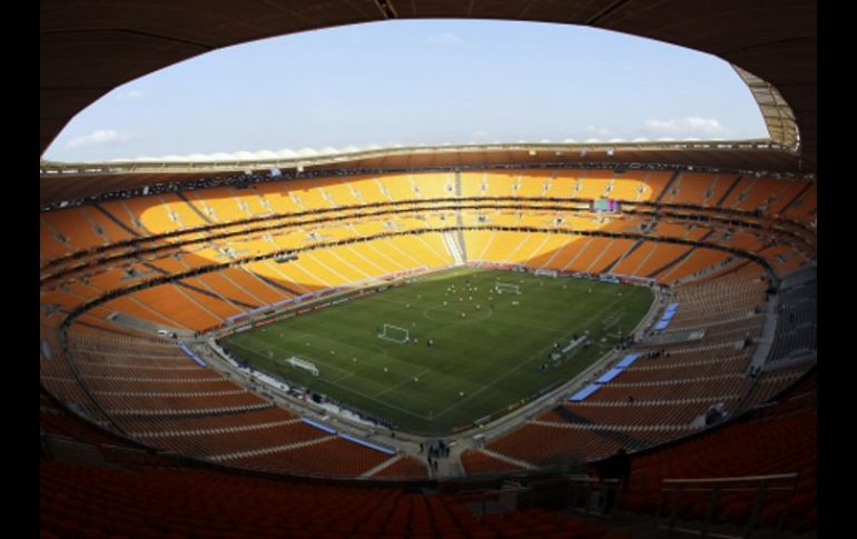 El Estadio Soccer City en últmos detalles para el partido inaugural de mañana. AP  /