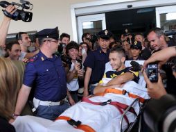 El motociclista italiano Valentino Rossi deja el hospital. EFE  /