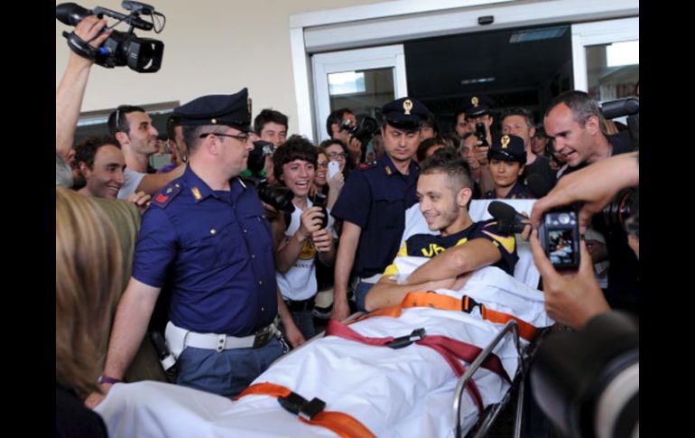 El motociclista italiano Valentino Rossi deja el hospital. EFE  /