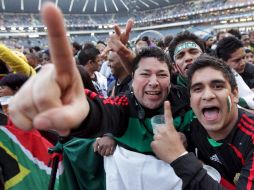 Miles de personas se congregan en el Soccer City de Johannesburgo. EFE  /