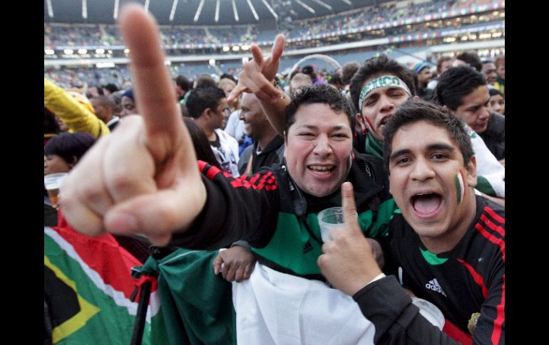 Miles de personas se congregan en el Soccer City de Johannesburgo. EFE  /