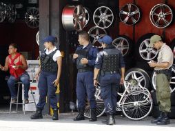 Policías de Guadalajara continúan revisando los locales de autopartes. A. GARCÍA  /