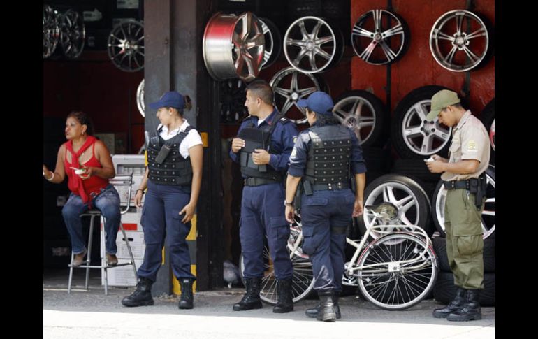 Policías de Guadalajara continúan revisando los locales de autopartes. A. GARCÍA  /