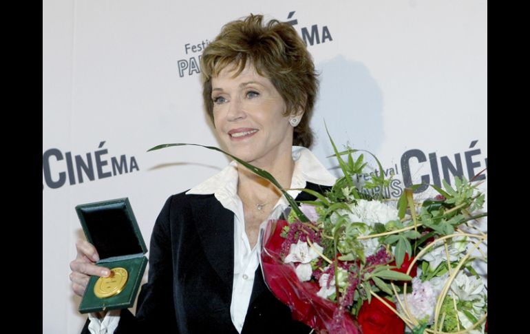 Fonda recibió la medalla durante una conferencia de prensa sobre el festival París Cinema. AP  /