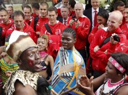 Bailarines y percusionistas sudafricanos reciben a los jugadores de la Selección de Suiza. EFE  /