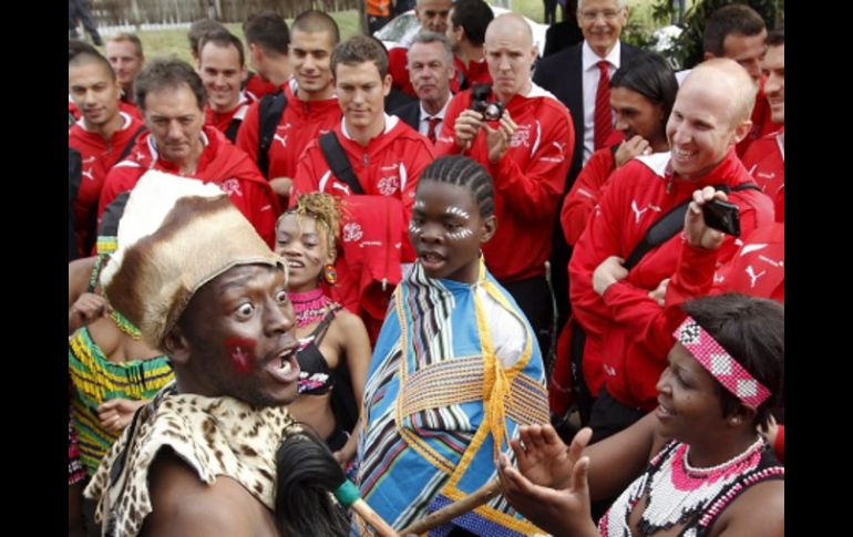 Bailarines y percusionistas sudafricanos reciben a los jugadores de la Selección de Suiza. EFE  /