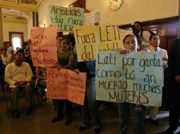 Un grupo de mujeres se manifestó en contra de las ideas “machistas” expresadas por la regidora. E. BARRERA  /