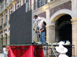 Trabajadores colocan una pantalla que transmitirá el partido inaugural del Mundial de Sudáfrica. NTX  /