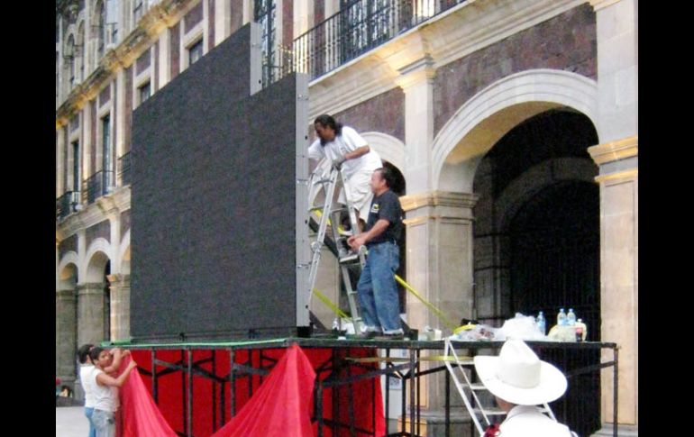 Trabajadores colocan una pantalla que transmitirá el partido inaugural del Mundial de Sudáfrica. NTX  /