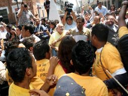 La situación se salió de control justo cuando Moreno Valle salió del inmueble. EL UNIVERSAL  /