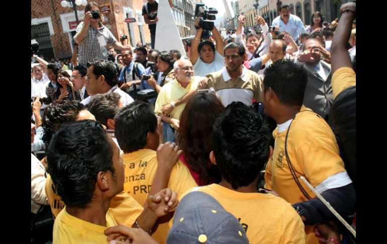 La situación se salió de control justo cuando Moreno Valle salió del inmueble. EL UNIVERSAL  /